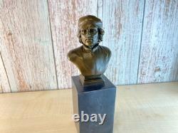 Bronze bust of Che Guevara on a black marble pedestal after Javier Pérez