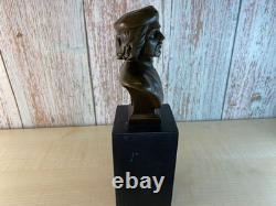 Bronze bust of Che Guevara on a black marble pedestal after Javier Pérez