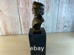 Bronze bust of Che Guevara on a black marble pedestal after Javier Pérez