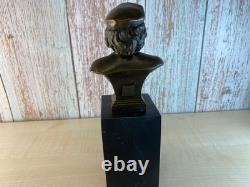 Bronze bust of Che Guevara on a black marble pedestal after Javier Pérez