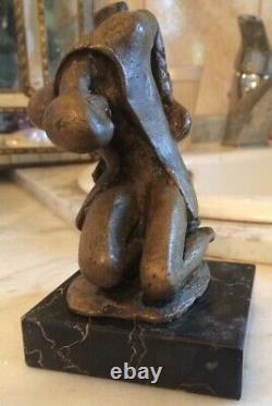 Bronze sculpture of a soldier from the late 19th century on a marble base signed T H