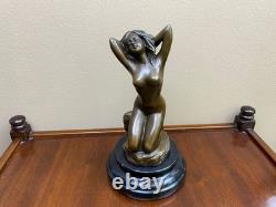 Bronze woman sculpture on a black marble base after Milo