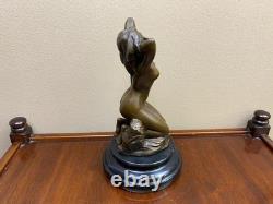 Bronze woman sculpture on a black marble base after Milo