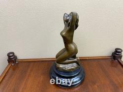Bronze woman sculpture on a black marble base after Milo