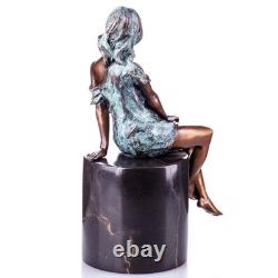 Colored sculpture of a naked woman in bronze on a black marble base after Milo
