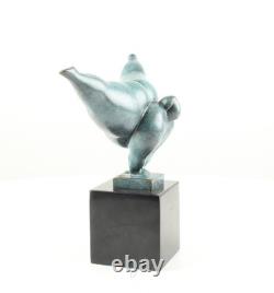Modern bronze sculpture of a naked woman on black marble after Milo