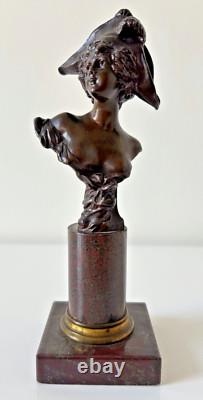 Old bronze woman with a bicorne, on a marble pedestal signed P. Koralzewski