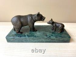 Sculpture Bear with its Little Bear Cub in bronze on green marble after Milo