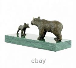 Sculpture Bear with its Little Bear Cub in bronze on green marble after Milo