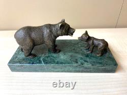 Sculpture Bear with its Little Bear Cub in bronze on green marble after Milo
