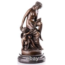 Sculpture of Venus and Cupid in bronze on a black marble pedestal after Milo
