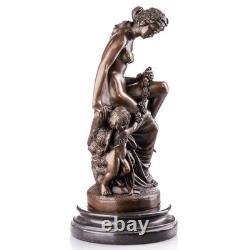 Sculpture of Venus and Cupid in bronze on a black marble pedestal after Milo