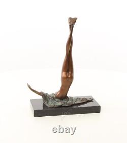 Sculpture of a Naked Woman in Bronze on Black Marble after Nick