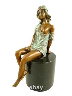 Sculpture of a Nude Woman in Bronze on Black Marble After Milo