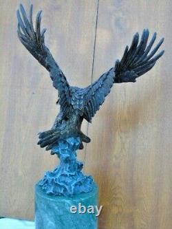 AIGLE, statue d un aigle en bronze signé sur socle en marbre