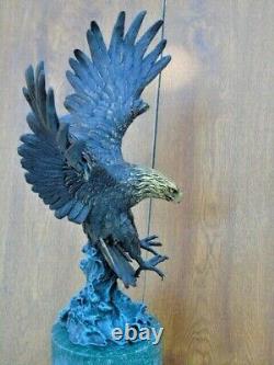 AIGLE, statue d un aigle en bronze signé sur socle en marbre