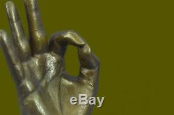 Abstrait Moderne Art Ok Gesture Signe Bronze Sculpture Marbre Socle Figurine
