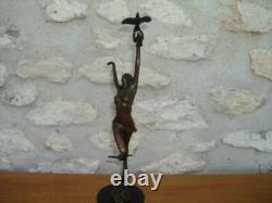 Aldo VITALEH, Bronze sur Marbre figurant la DANSEUSE AUX COLOMBES signé, TBE