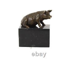 Antique Sculpture En Bronze D'un Cochon Assis Sur Un Marbre Noir Signée