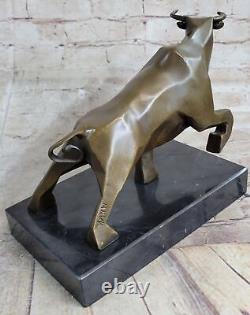 Art Déco Bronze Bull Monté Sur Un Noir Marbre Base Signée Nick Affaire