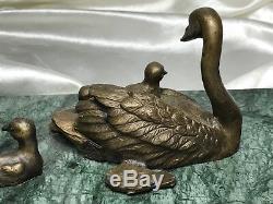 Beau Bronze Mother Swan Oiseau avec Bébé Cygneaux Sculpture Signé Marbre Base