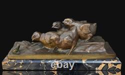 Bronze Art Deco Sur Marbre Representant Des Poussins Et Une Grenouille Signé