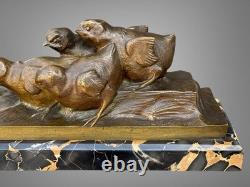 Bronze Art Deco Sur Marbre Representant Des Poussins Et Une Grenouille Signé