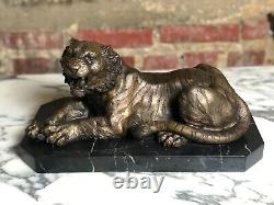 Bronze La lionne sur socle en marbre signé Russo