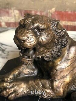Bronze La lionne sur socle en marbre signé Russo