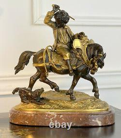 Bronze Signé A Patine Brune Et Doré Sur Socle Marbre (cavalier Avec Son Chien)