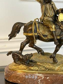 Bronze Signé A Patine Brune Et Doré Sur Socle Marbre (cavalier Avec Son Chien)