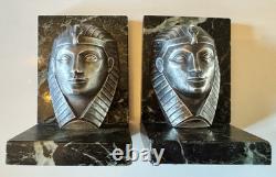 C. CHARLES Paire de serre livres art Déco, Pharaons en bronze sur marbre. Signés