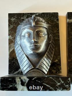 C. CHARLES Paire de serre livres art Déco, Pharaons en bronze sur marbre. Signés
