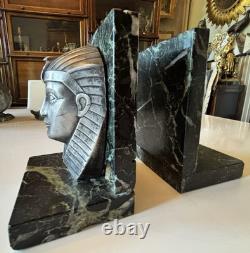 C. CHARLES Paire de serre livres art Déco, Pharaons en bronze sur marbre. Signés