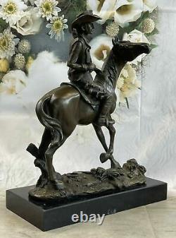 Cowboy Sur Cheval Bronze Sculpture Signé Après Remington Solide Marbre Base