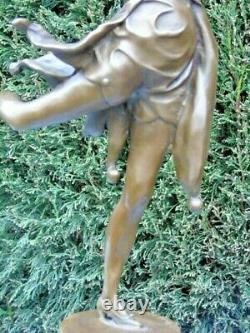 Femme qui danse, robe a grelots en bronze signé sur marbre