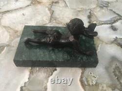 Figurine de base antique signée chérubin en bronze parlant avec oiseau vert marbre signé en français