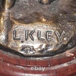 L. Kley. Bronze signé. Putto sur socle marbre rouge