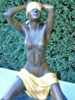 NUE EN BRONZE, statue d une femme soumise en bronze signé sur marbre