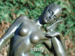 Nue en bronze, une femme au yoga sur marbre signé