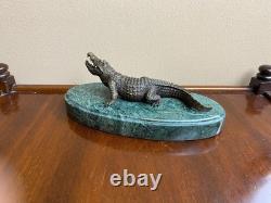 Partager Sculpture Crocodile en bronze sur un socle en marbre verte d'après Milo