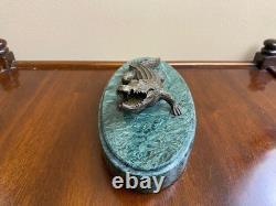 Partager Sculpture Crocodile en bronze sur un socle en marbre verte d'après Milo