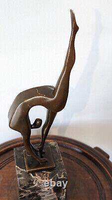 SCULPTURE EN BRONZE SUR MARBRE signée MILO La gymnaste hauteur 36 cm