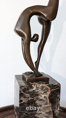 SCULPTURE EN BRONZE SUR MARBRE signée MILO La gymnaste hauteur 36 cm