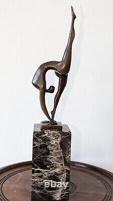 SCULPTURE EN BRONZE SUR MARBRE signée MILO La gymnaste hauteur 36 cm