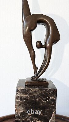 SCULPTURE EN BRONZE SUR MARBRE signée MILO La gymnaste hauteur 36 cm