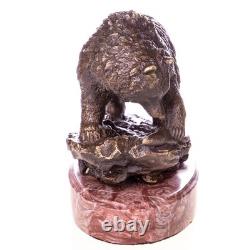 Sculopture en bronze ours avec poisson sur un socle en marbre d'après Milo