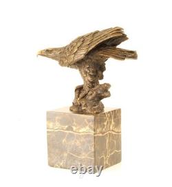 Sculpture Aigle en bronze sur un socle en marbre noir d'après Milo