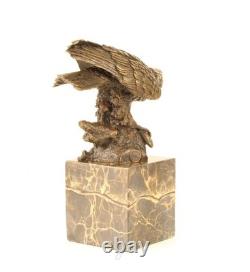 Sculpture Aigle en bronze sur un socle en marbre noir d'après Milo