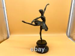 Sculpture Ballerine en bronze sur un socle en marbre d'après Milo